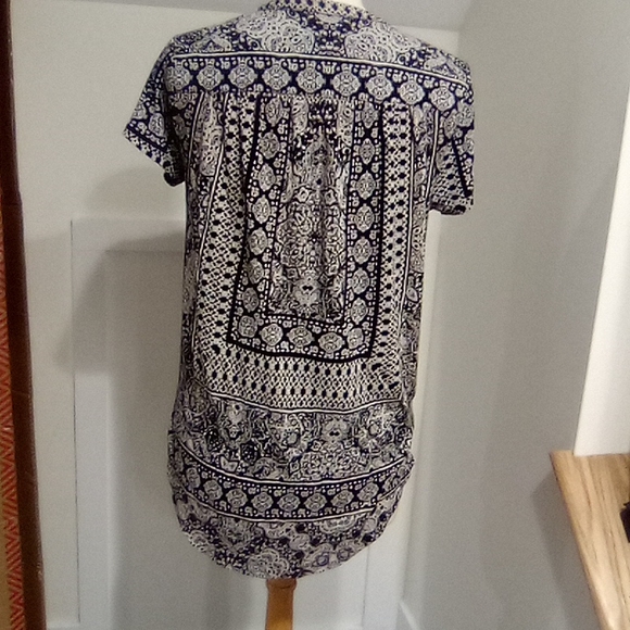 Lucky Brand Short Sleeve Top Split Cure Hem VNeck - Picture 4 of 13